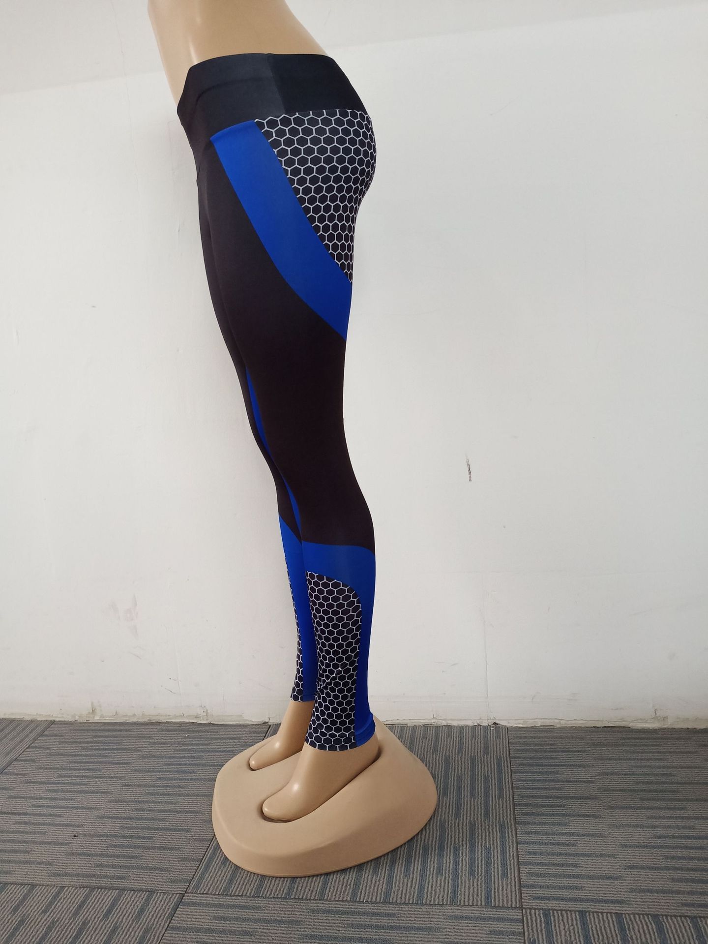 Contrasting Digital Print Leggings - Image 10